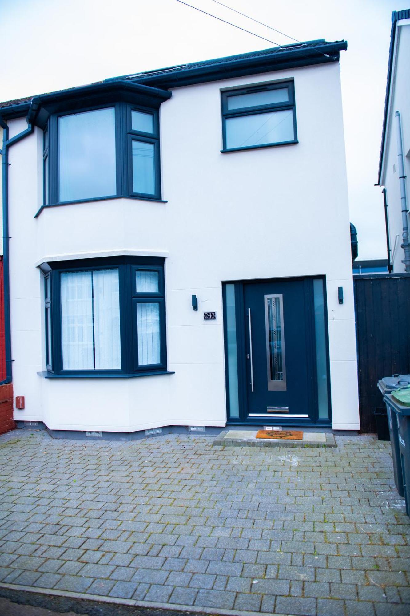 Newly Refurbished - Affordable Four Bedroom Semi-Detached House Near Luton Airport And Luton Hospital Esterno foto