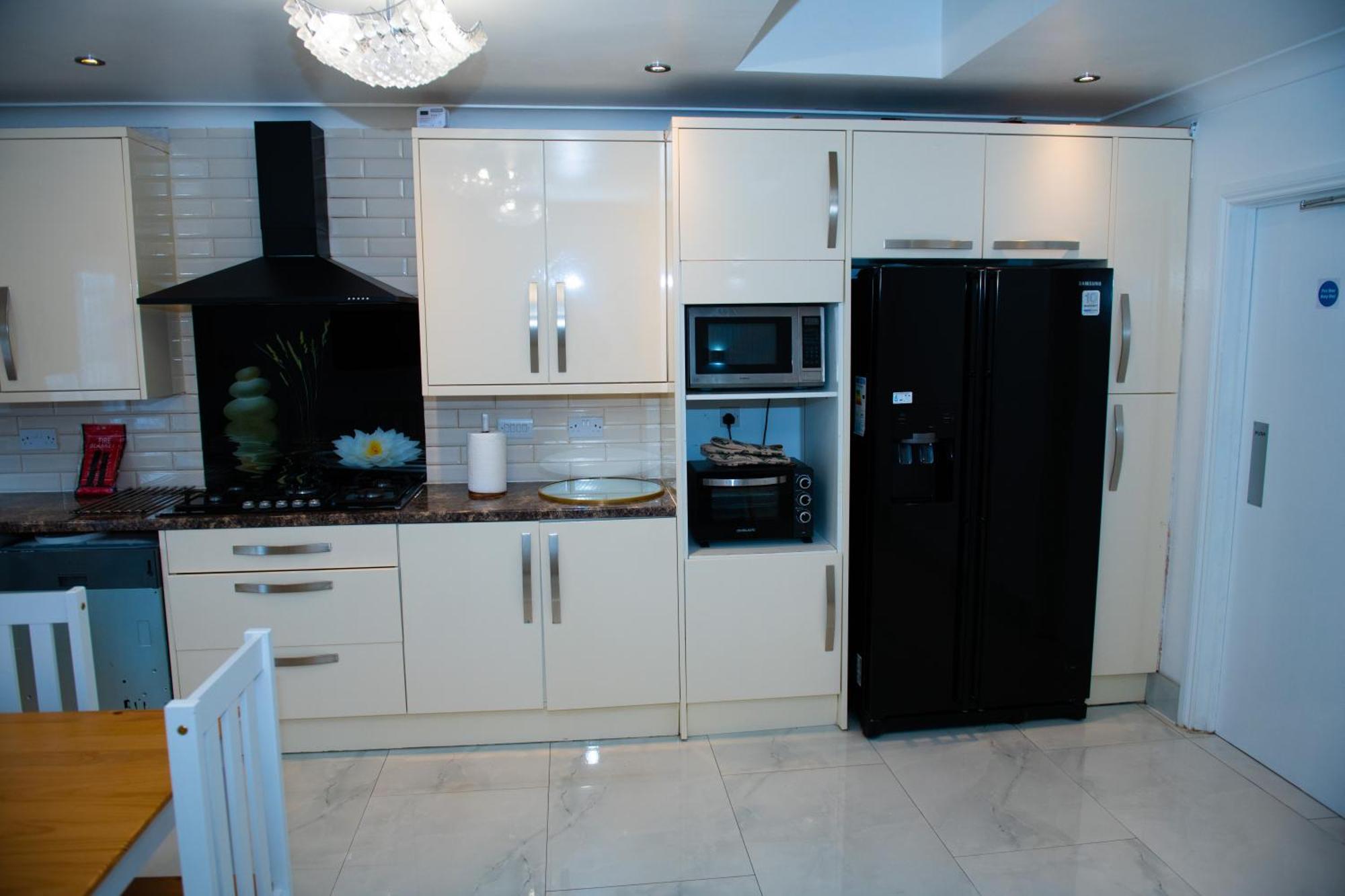 Newly Refurbished - Affordable Four Bedroom Semi-Detached House Near Luton Airport And Luton Hospital Esterno foto