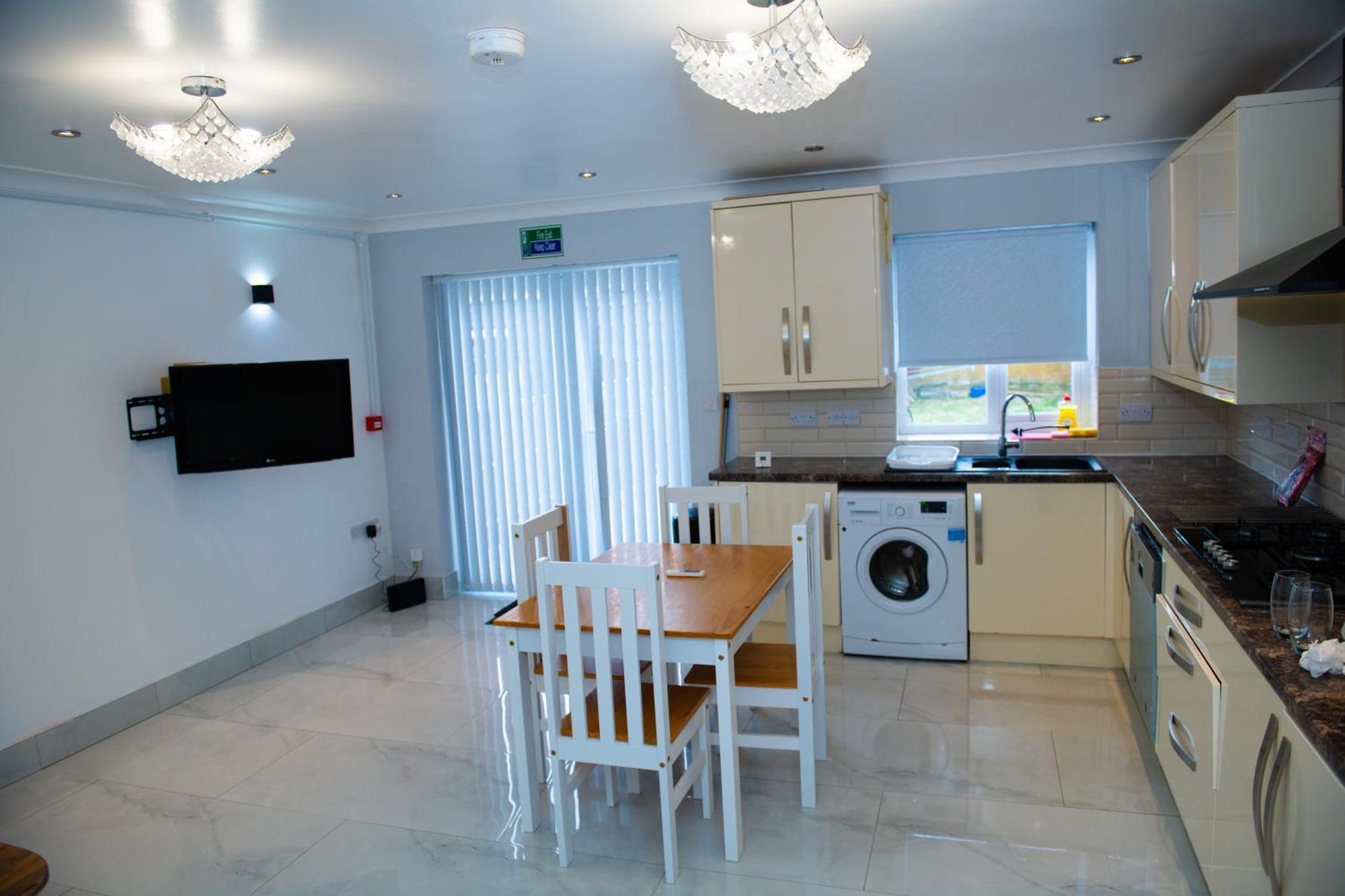 Newly Refurbished - Affordable Four Bedroom Semi-Detached House Near Luton Airport And Luton Hospital Esterno foto