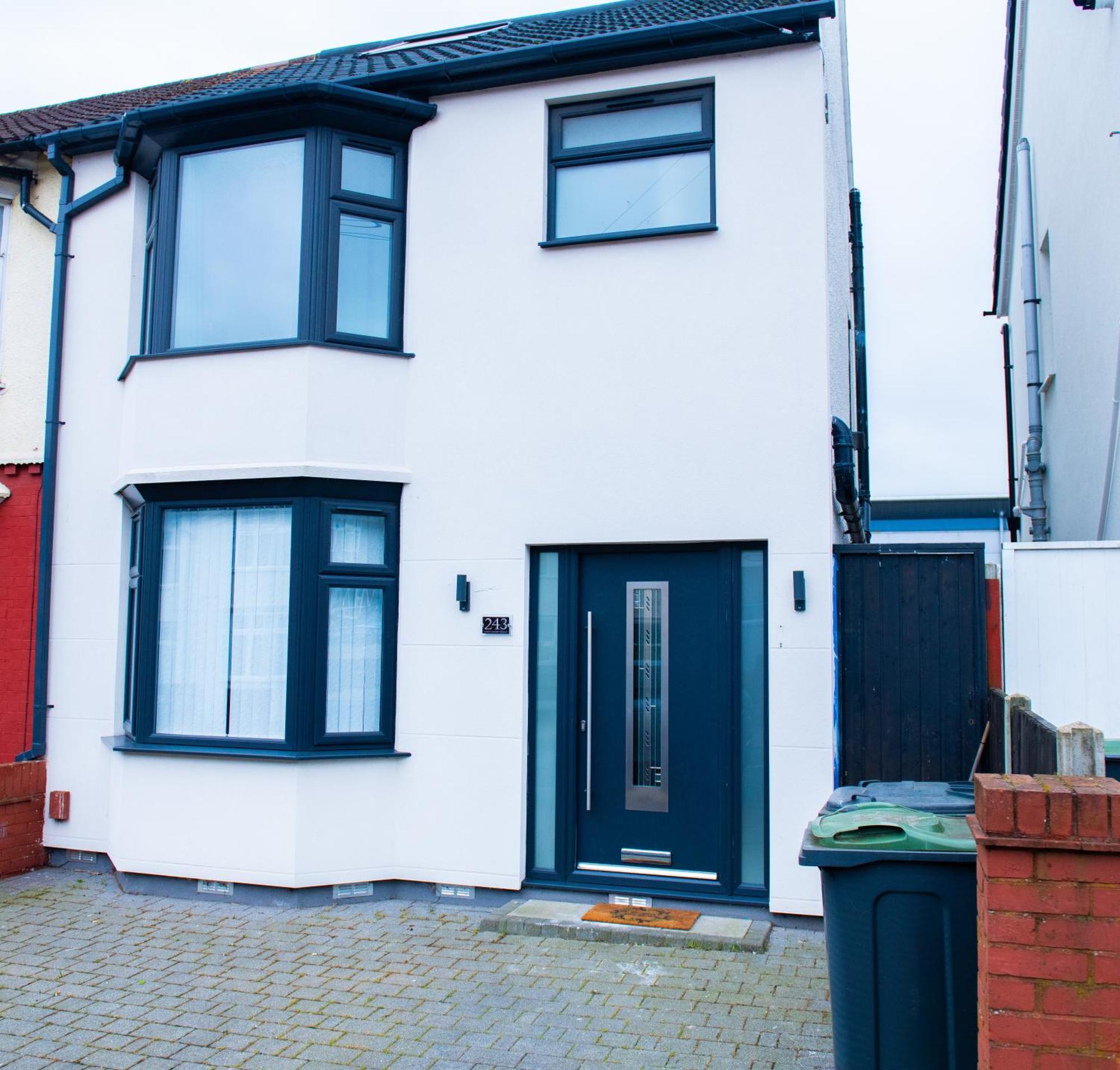 Newly Refurbished - Affordable Four Bedroom Semi-Detached House Near Luton Airport And Luton Hospital Esterno foto