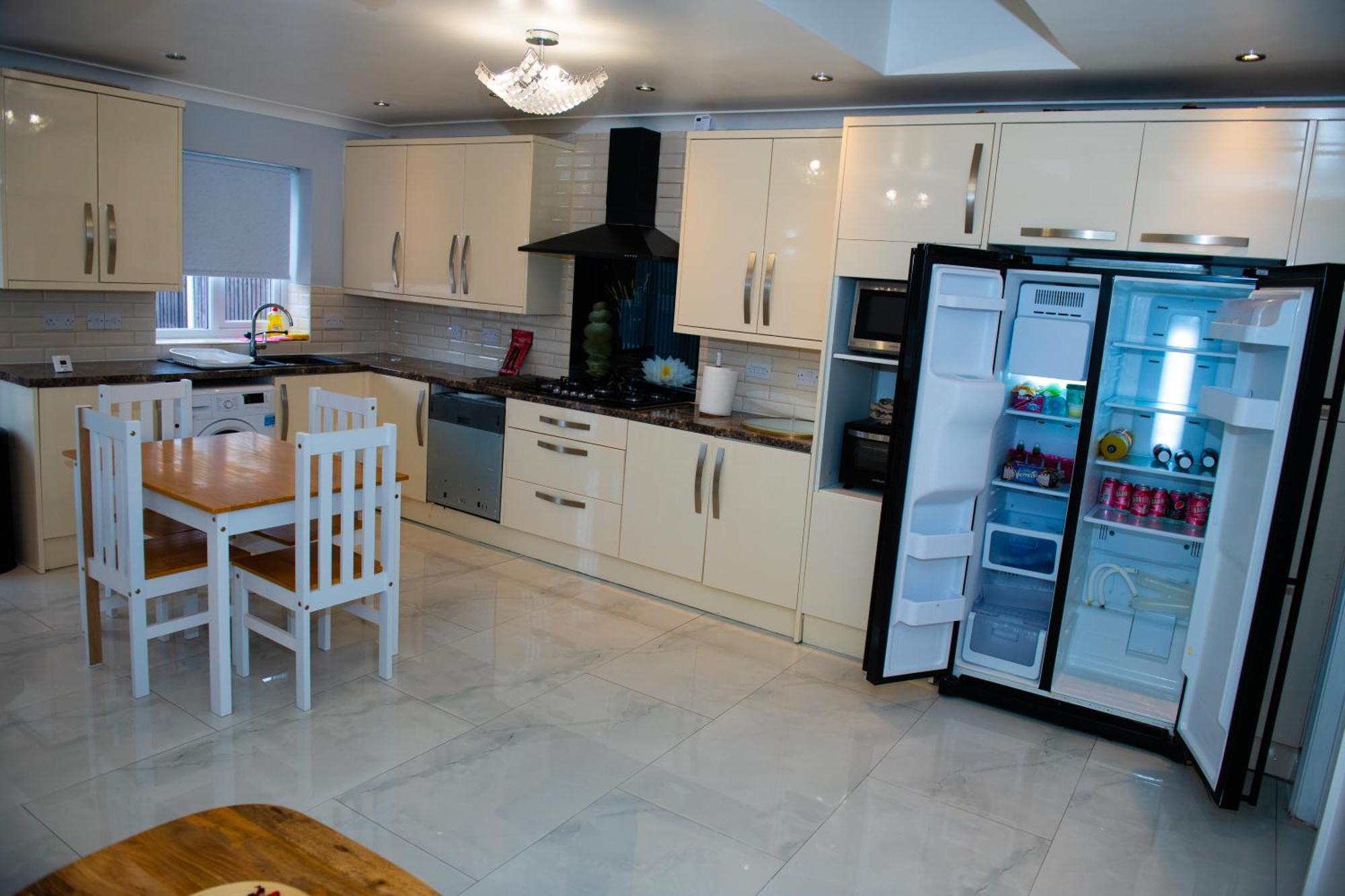 Newly Refurbished - Affordable Four Bedroom Semi-Detached House Near Luton Airport And Luton Hospital Esterno foto