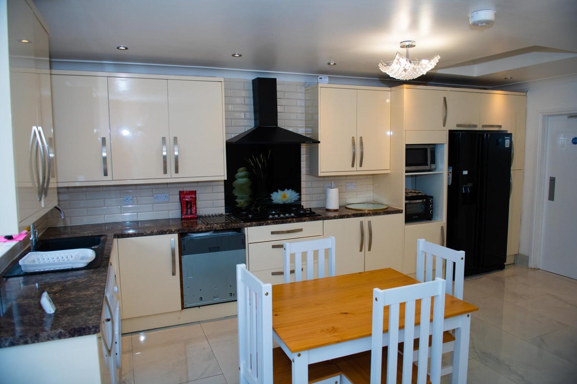 Newly Refurbished - Affordable Four Bedroom Semi-Detached House Near Luton Airport And Luton Hospital Esterno foto