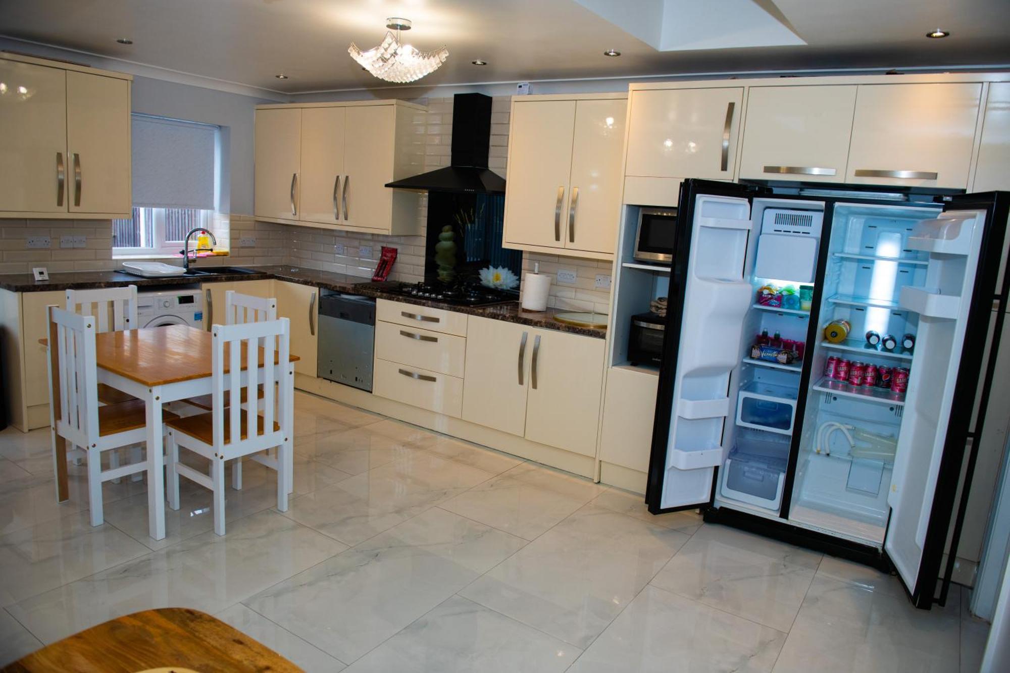 Newly Refurbished - Affordable Four Bedroom Semi-Detached House Near Luton Airport And Luton Hospital Esterno foto